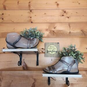 Taos Award Abeo Biosystem Silver Studded Metallic Leather Sandals Shoes Sz 7